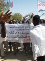 محتجون يطالبون باقالة والي غرب دارفور المكلف