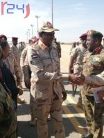 محتجون يغلقون طريق المطار بمدينة الجنينة امام حميدتي وحمدوك
