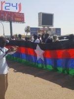 أنصار عبد الواحد نور يتظاهرون للمطالبة بتسليم البشير للجنائبة 