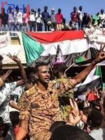 مسؤول سوداني يعلن إعادة ضابط بالجيش أحالة البرهان للتقاعد
