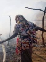 نازحة بمخيم كريندينق تحاول انقاذ بعض ممتلكاتها من الحربق