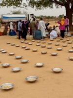 الفارين من القصف المدفعي على الفاشر يفترشون العراء في مخيم زمزم
