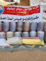 ناشطون يوزعون سلال غذائية إلى ألف أسرة في مخيم نزوح بالفاشر