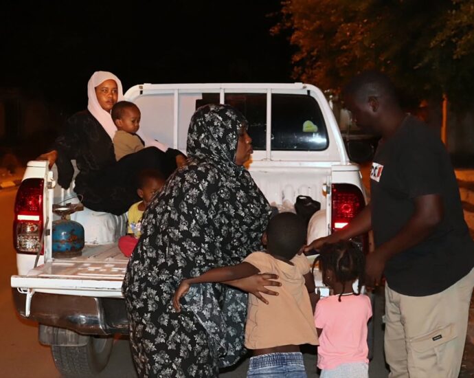 عائلة سودانية محتجزة بواسطة السلطات في ليبيا