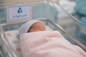 رضيعة بلا أم في مستشفى طويلة