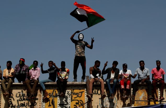 شباب الثورة السودانية في ميدان الاعتصام