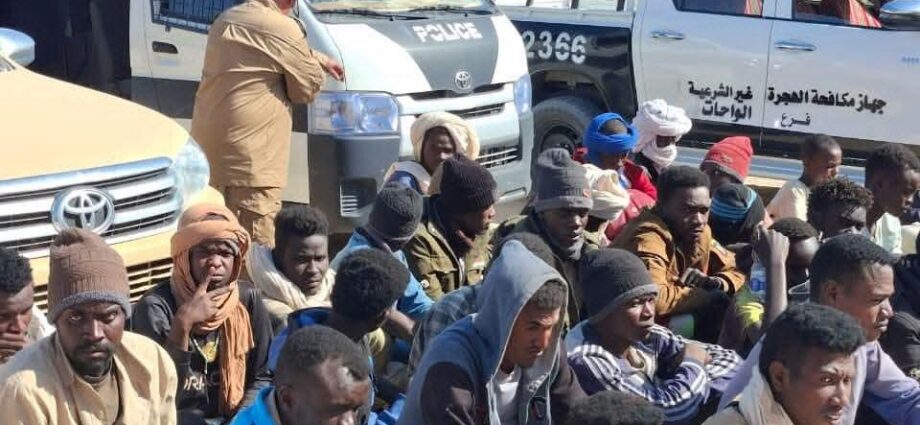 توقيف 27 سودانياً أثناء محاولتهم دخول ليبيا